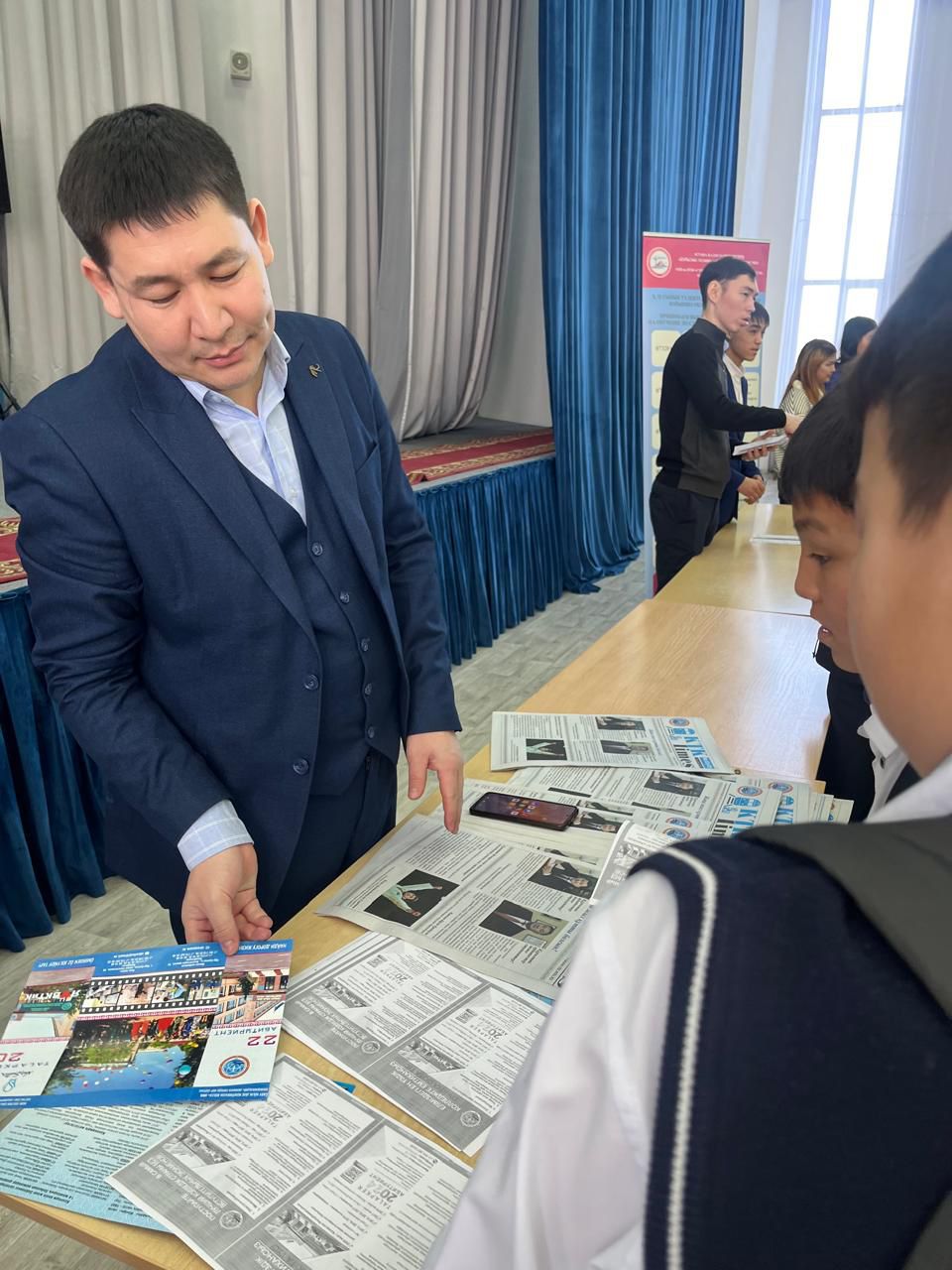 🗓 *6 ақпан күні* 8-9 сынып оқушылары үшін *”Кәсіби бағдар – мамандық таңдау”* тақырыбында *колледж мамандықтарының жәрмеңкесі* өтті!   🔎 Бұл іс-шараның басты мақсаты – оқушыларға болашақ мамандықтарын саналы түрде таңдауға көмектесу. Жәрмеңке барысында колледж өкілдері түрлі мамандықтар туралы жан-жақты ақпарат беріп, оқушылардың сұрақтарына жауап берді.   💡 Оқушылар:  ✅ Әртүрлі колледждердің білім беру бағдарламаларымен танысты;  ✅ Болашақ мамандықтардың қыр-сыры туралы білді;  ✅ Өздерін қызықтырған салалар бойынша пайдалы кеңестер алды.   🌟 Кәсіби бағдар беру – жастардың болашаққа деген сенімін арттырып, дұрыс таңдау жасауына жол ашады. Әр оқушы өзіне жақын, жаны сүйетін мамандықты таңдап, жарқын болашаққа қадам басады деп сенеміз!   📸 Іс-шарадан үздік сәттерді суреттерден көре аласыз